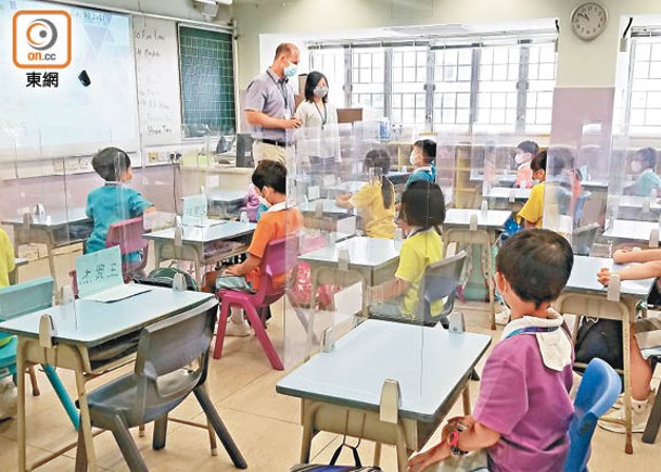 教育局昨日宣布全港學校，在2022/23學年暫時維持半天面授課堂。