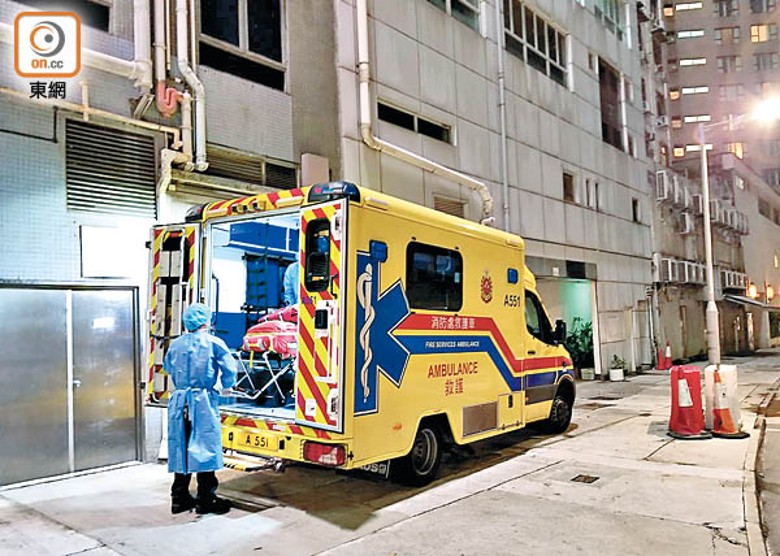 穿了防護衣的救護人員昨晚抵達香港麗悅酒店，送一名男子到律敦治醫院。（郭垂垂攝）