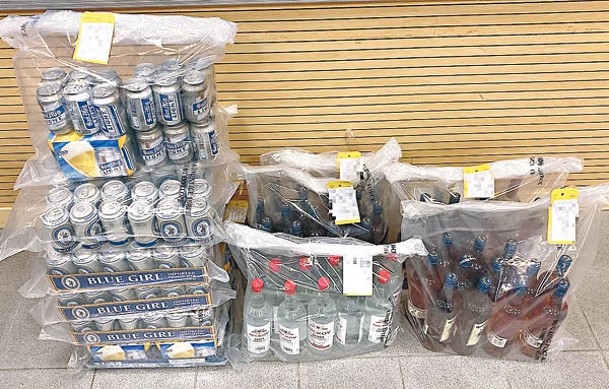 警方在荃灣無牌吧檢獲的酒類飲品。