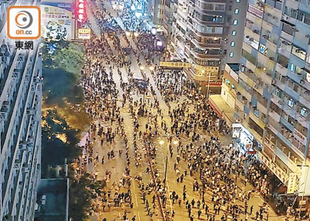 案發當晚，大批示威者於油麻地一帶集結。