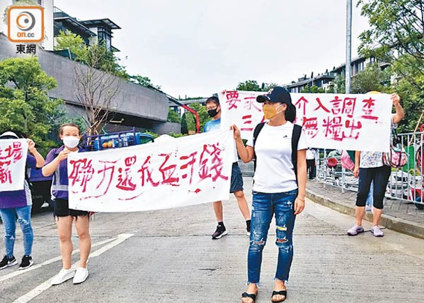 大埔：工人拉起橫額抗議判頭拖欠薪金。（朱偉坤攝）