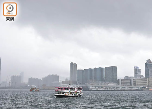 受「木蘭」影響，本港天氣持續不穩。（黃偉邦攝）