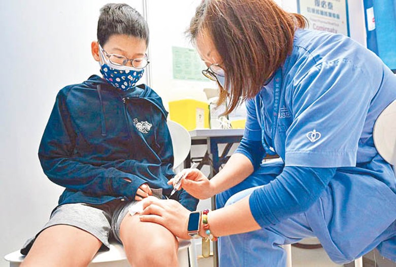 政府指11歲以下兒童確診新冠肺炎出現重症的風險較高，呼籲盡早接種疫苗。