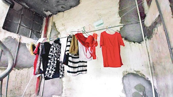 土瓜灣：部分工廈石屎剝落，住戶需在房間外晾曬衣物。