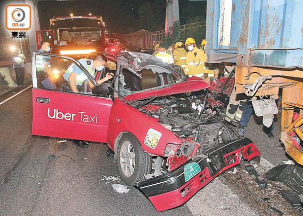 屯門：的士車頭嚴重損毀。（楊日權攝）