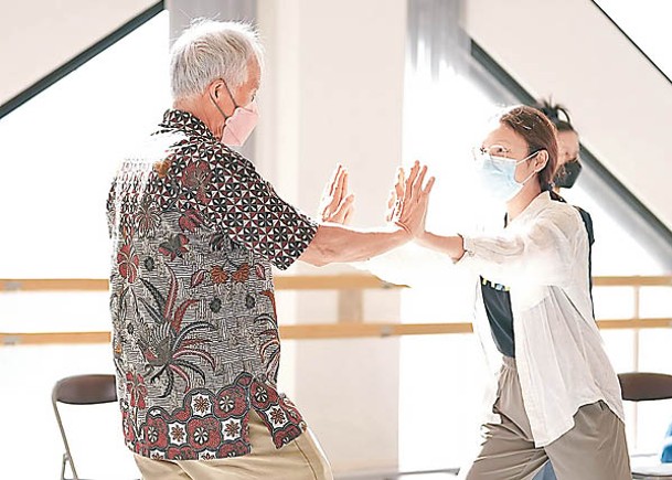 演藝學院推出「觸動」舞蹈課，助柏金遜症患者改善身心健康。
