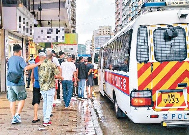 警方在深水埗拘捕多人。