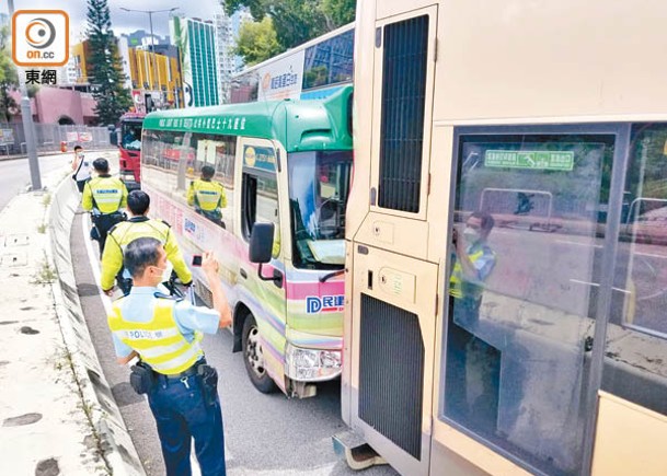 小巴撼撞九巴車尾，警員在場調查。（朱偉坤攝）