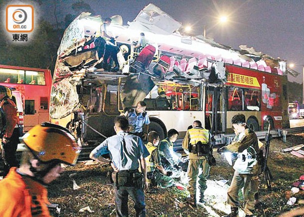 大批警員於事後登上已嚴重損毀的巴士作調查。