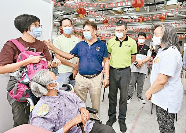 公務員事務局局長楊何蓓茵（右一）昨率領外展新冠疫苗接種隊到梅窩為超過190名居民打針。