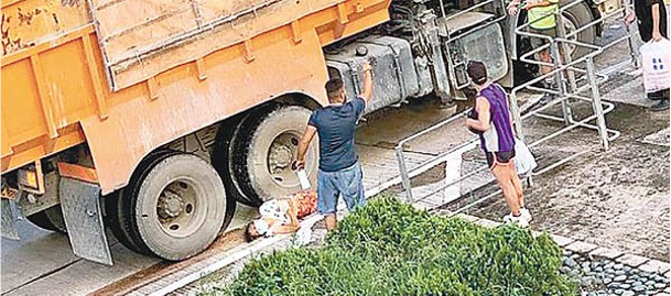 深水埗：捱撞老婦重創倒地，泥頭車旁遺下血路。