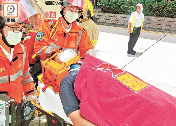 黃大仙：其中一名傷者戴上頸箍送院。