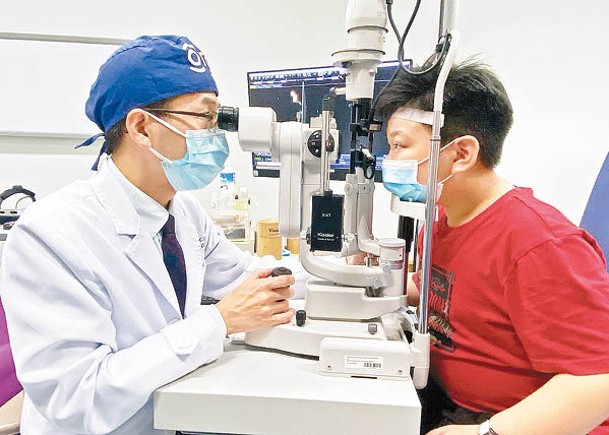 眼科醫生任卓昇為梓豪檢查眼睛。