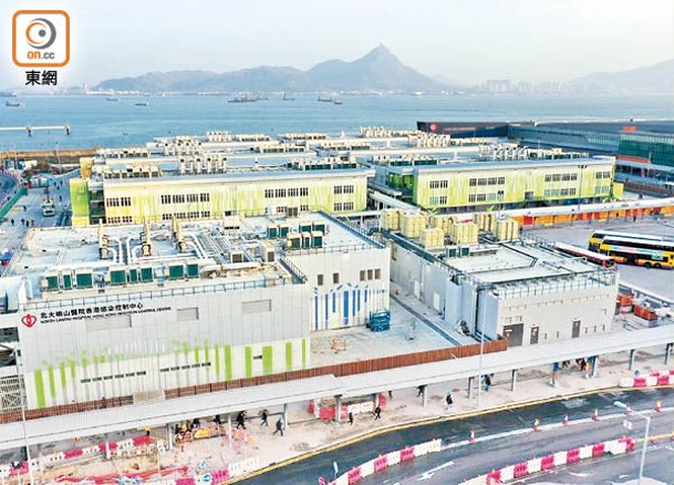 連同北大嶼山醫院香港感染控制中心及亞博館，當局預留近2,500張病床予新冠病人。