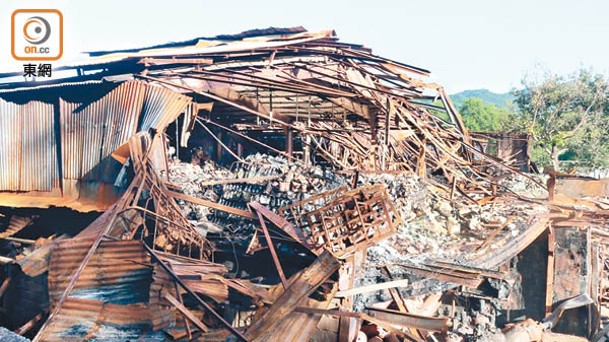 起火貨倉一片頹垣敗瓦，部分結構已倒塌，或有潛在風險。（余宏基攝）