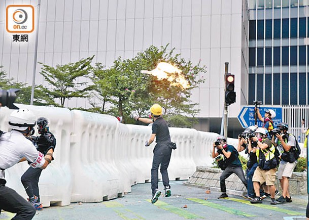 案發當日有示威者向政府總部投擲汽油彈等物品。