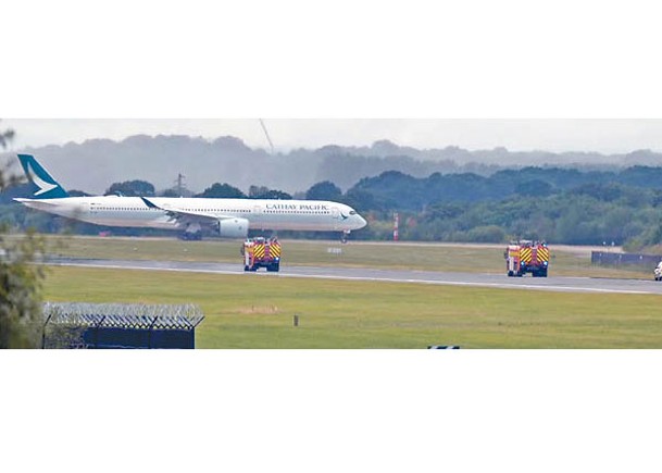 國泰機起落架故障  折返英機場