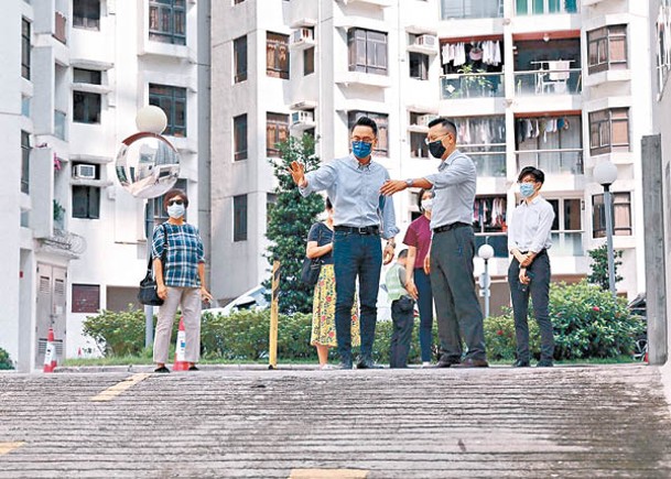 颱風逼近，梁熙（前排左）到訪杏花邨。