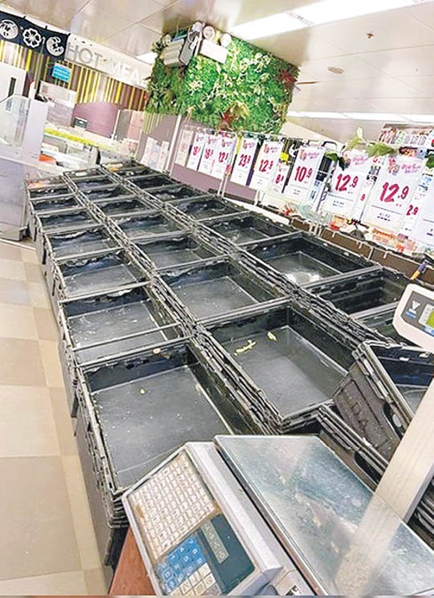 「馬鞍」襲港前夕，將軍澳某超市多個菜架被搶購一空。