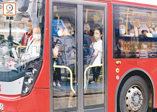 紅磡：乘客逼滿巴士下層車廂。