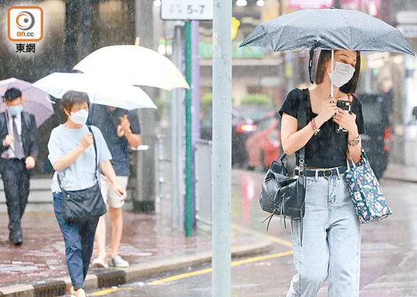 紅磡：8號風球除下，市民冒着風雨上班。（胡家豪攝）