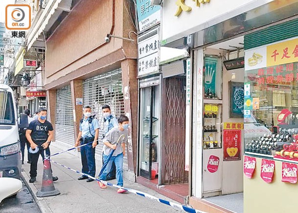 警方圍封遇劫珠寶店調查。