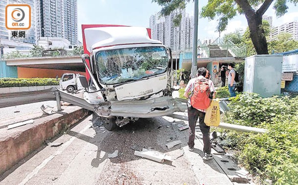 貨車失控剷上行人路。（張開裕攝）