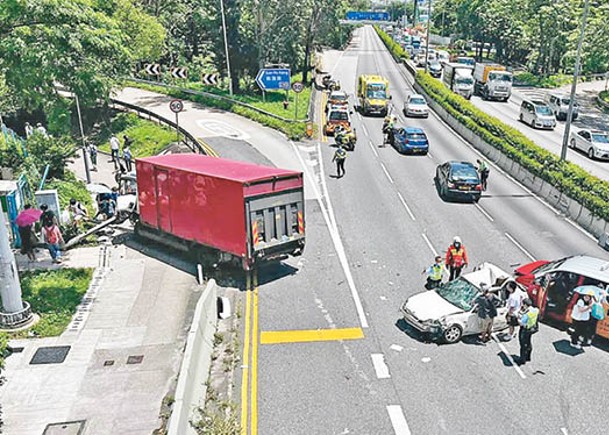 各車橫亘路中，阻塞龍翔道。