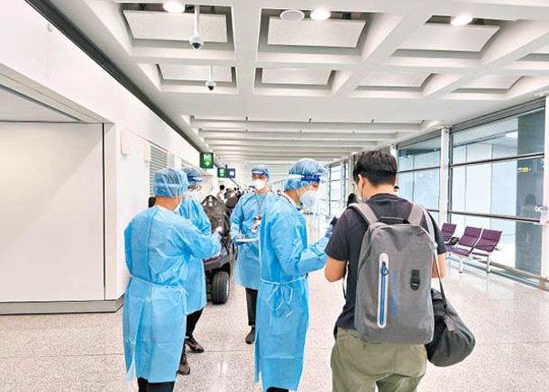 一名求助港人（右）昨日安全抵達香港機場。
