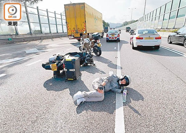 花車切線碰撞  鐵騎士倒地