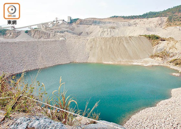 政府原希望將石澳石礦場以公私營方式合作發展成為水上運動中心。