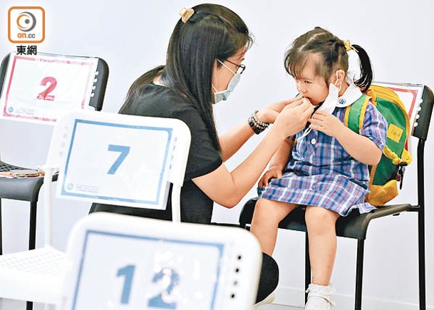 首批「私家診所接種站」投入服務  當局冀騰空體育館  接收染疫長者