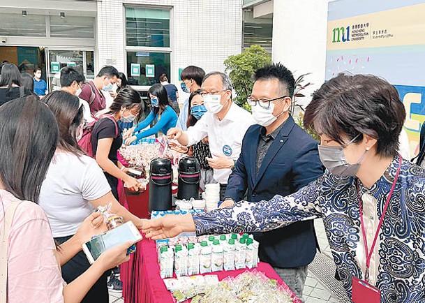 都大向學生派發食品及飲料。