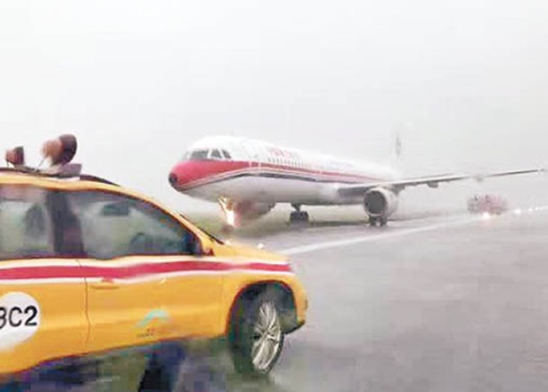 中國東方航空客機於2017年在香港國際機場滑出跑道。