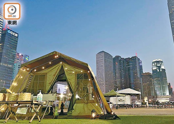 中環海濱月中將舉辦大型露營活動，市民在鬧市中紮營欣賞維港兩岸景色。