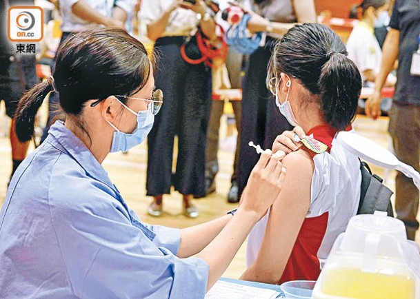 本港3至11歲兒童已注射兩劑疫苗者接種率不足七成。
