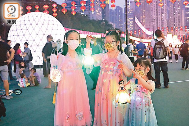 有小朋友穿漢服裝扮成嫦娥玩燈籠。