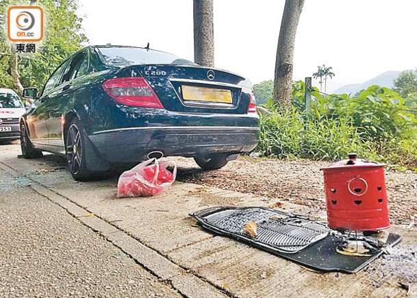 涉事車內檢獲一盆燒過的炭。（朱偉坤攝）