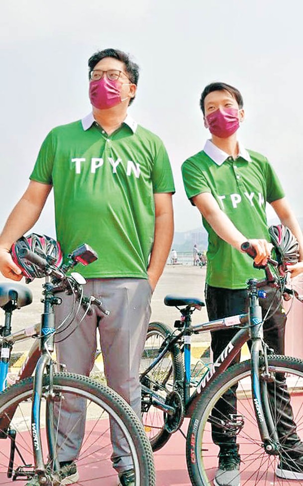 梁宏正（左）同張進樂（右）踩單車還「月餅債」。
