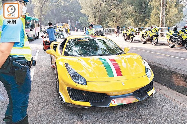 一輛掛上試車牌照的跑車。