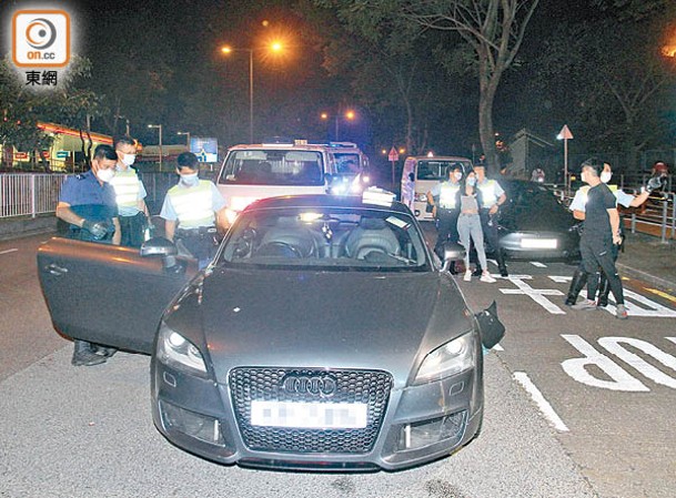 馬鞍山：警員押同被捕男司機及女乘客搜車。（楊日權攝）