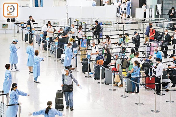 本港堅持入境檢疫「3+4」，機場人流稀疏。