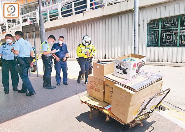 香港仔：現場遺下事主的手推車。（朱偉坤攝）