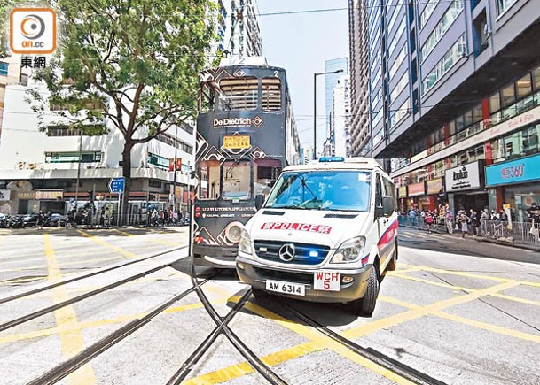 灣仔：肇事警車停在電車軌上，電車服務一度受阻。（崔兆偉攝）