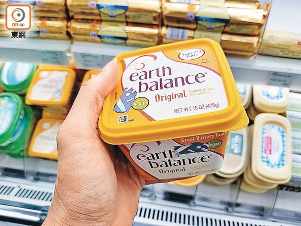 「earth balance」脂肪塗抹醬被消委會指有毒物質氯丙二醇超出歐盟標準上限。（李志湧攝）
