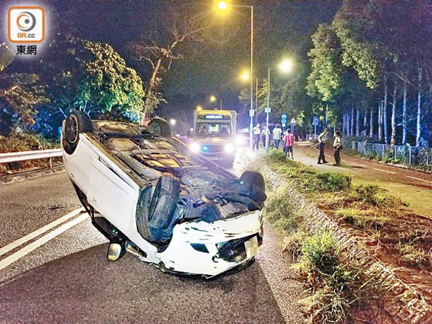 大埔：私家車翻轉橫亘路中。（梁國雄攝）