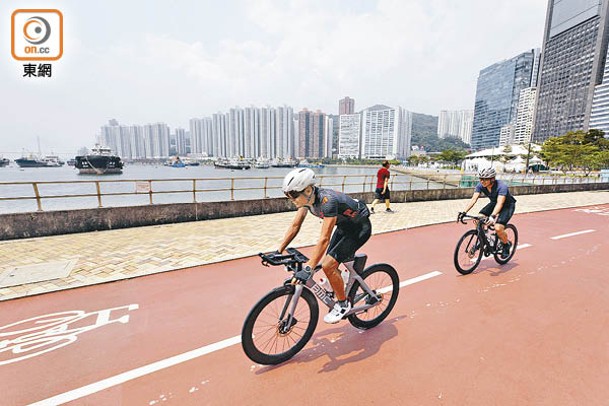 市民可以騎單車暢遊屯門至馬鞍山段及荃灣海濱段的單車徑。（李志湧攝）