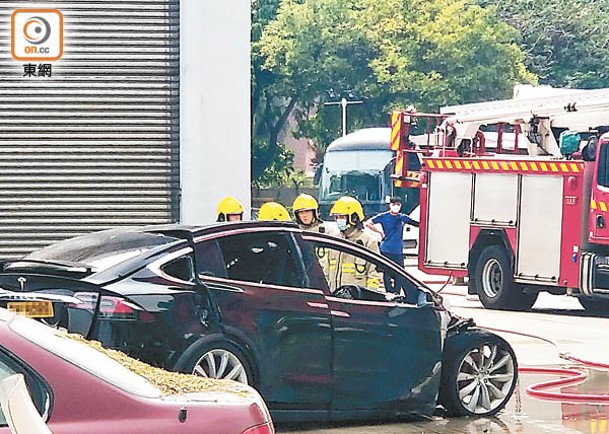 電動車在汽車扣留中心再次起火，消防再出動灌救。