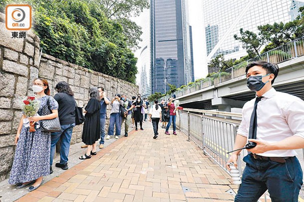 弔唁英女王的人龍由領館一直延綿至中銀大廈對出。（陳德賢攝）