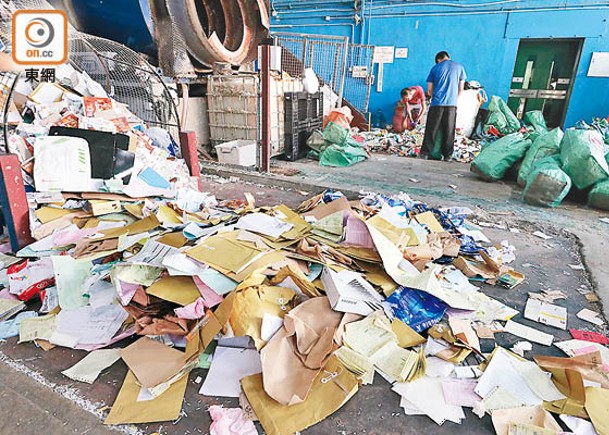 涉事回收廠是全港唯一處理雜紙、紙包盒的地方。
